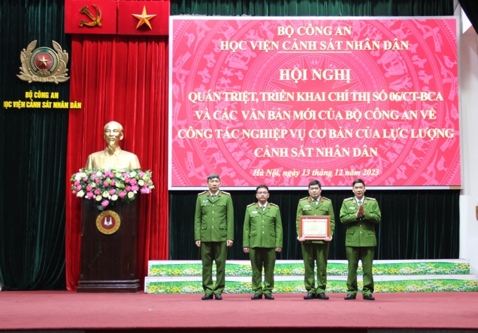 Trung tướng, GS. TS Trần Minh Hưởng trao Bằng khen của Bộ Công an cho tập thể Khoa Nghiệp vụ cơ bản vì có thành tích xuất sắc trong 10 năm thực hiện Chỉ thị số 02 của Bộ Công an