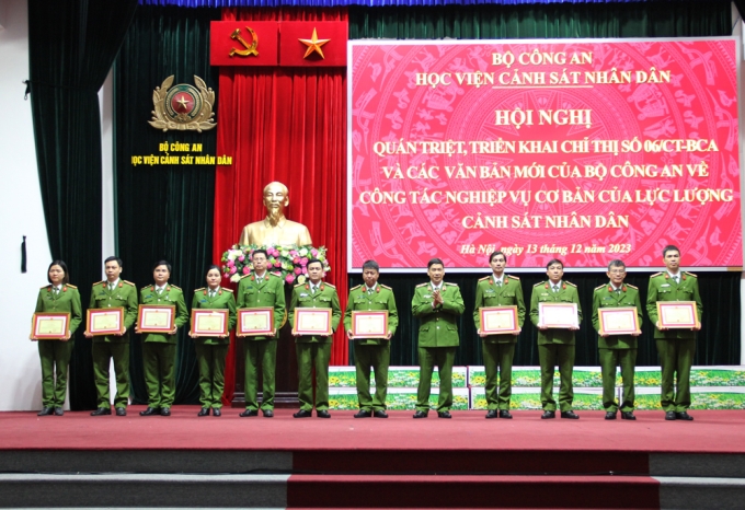 Trung tướng, GS. TS Trần Minh Hưởng, Giám đốc Học viện trao Giấy khen của Học viện CSND cho các tập thể, cá nhân đã có thành tích xuất sắc trong thực hiện Chỉ thị số 02 của Bộ Công an