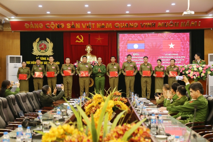 Đại tá, PGS. TS Trần Quang Huyên, Phó Giám đốc Học viện trao Chứng chỉ hoàn thành lớp bồi dưỡng cho các học viên