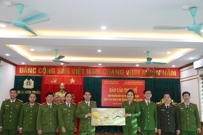 Đại diện đoàn công tác tặng quà kỷ niệm Công an huyện Tam Đảo.