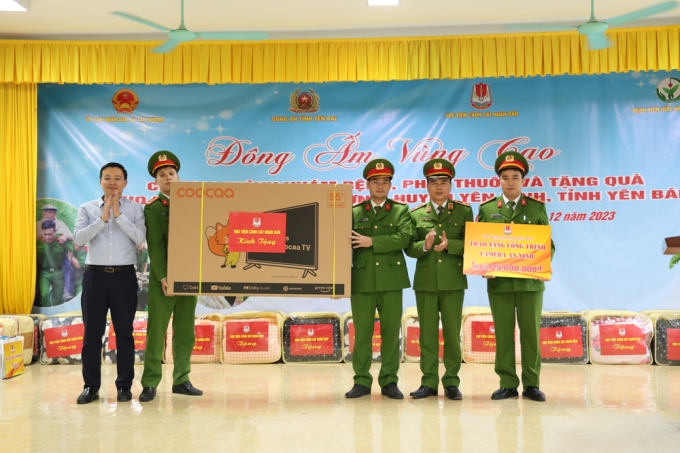 Thiếu tướng Nguyễn Đắc Hoan - Phó Giám đốc Học viện CSND trao tặng Công trình “Camera an ninh” và tivi cho Công an xã Tân Hương