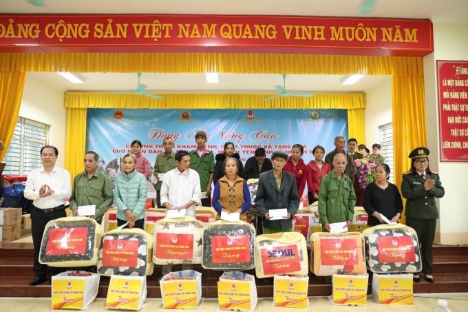 Đại tá Lê Thị Thanh Hằng – Phó Giám đốc Công an tỉnh Yên Bái trao các suất quà an sinh tặng các gia đình chính sách, gia đình có hoàn cảnh khó khăn