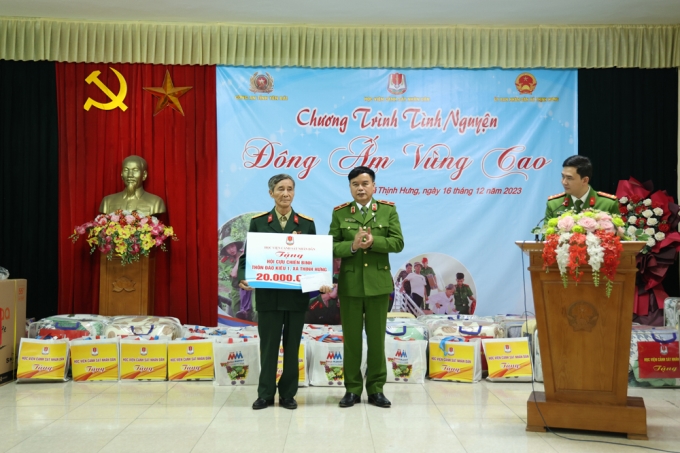 Thiếu tướng Nguyễn Đắc Hoan – Phó Giám đốc Học viện CSND trao phần quà cho Hội cựu chiến binh thôn Đào Kiều