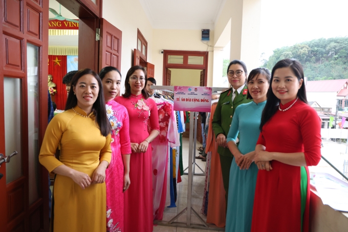 Thiếu tá Lại Thị Hiền, Chủ tịch Hội Phụ nữ Học viện CSND tặng “Tủ áo dài cộng đồng” cho Hội Phụ nữ xã Thịnh Hưng