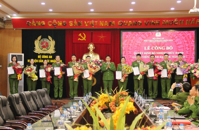 Trung tướng, GS.TS Trần Minh Hưởng, Giám đốc Học viện trao Quyết định bổ nhiệm chức danh giảng viên chính đại học cho 12 đồng chí