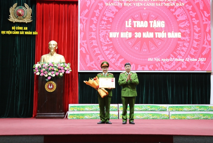 Trung tướng, GS. TS Trần Minh Hưởng, Bí thư Đảng ủy, Giám đốc Học viện trao Huy hiệu 30 năm tuổi Đảng cho các đảng viên