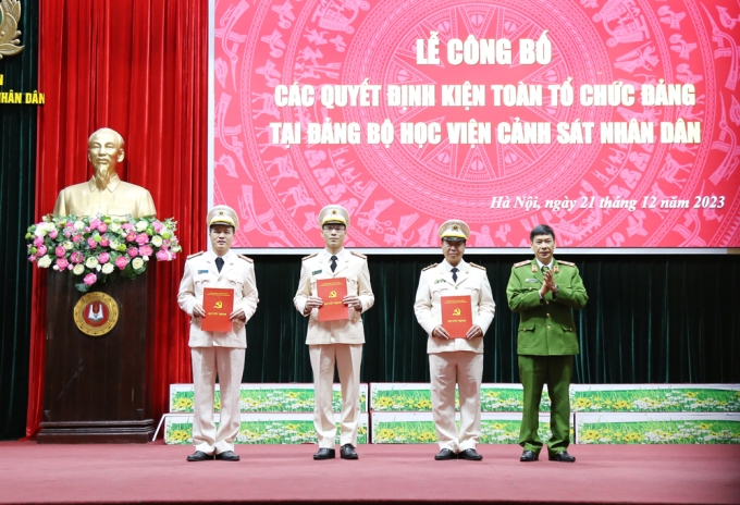 Trung tướng, GS. TS Trần Minh Hưởng, Bí thư Đảng ủy, Giám đốc Học viện trao Quyết định đổi tên đối với 03 chi bộ cơ sở