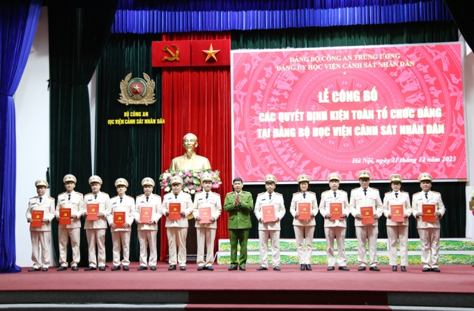 Trung tướng, GS. TS Trần Minh Hưởng, Bí thư Đảng ủy, Giám đốc Học viện trao Quyết định thành lập mới đối với 13 chi bộ cơ sở
