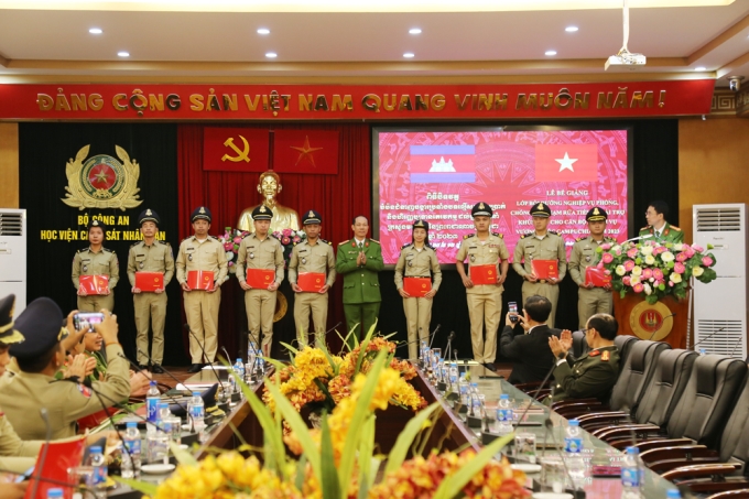 Đại tá, PGS. TS Trần Quang Huyên - Phó Giám đốc Học viện trao Chứng chỉ hoàn thành lớp bồi dưỡng cho các học viên
