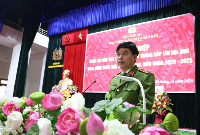 Thiếu tướng, GS.TS Nguyễn Đắc Hoan, Phó Giám đốc Học viện phát biểu tại lễ bế giảng