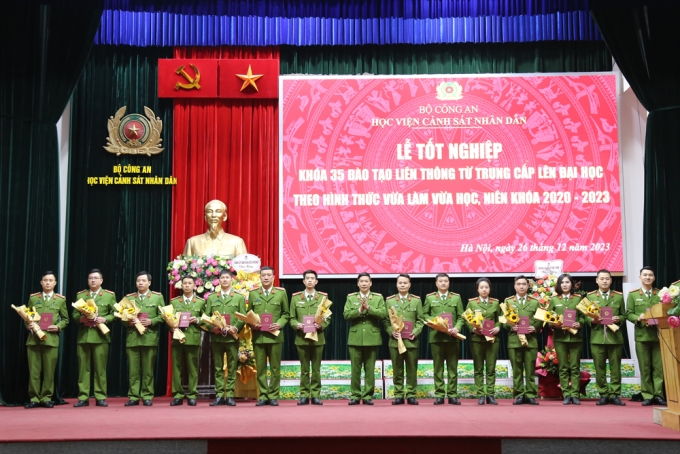 Trung tướng, GS. TS Trần Minh Hưởng, Giám đốc Học viện trao bằng tốt nghiệp cho các học viên