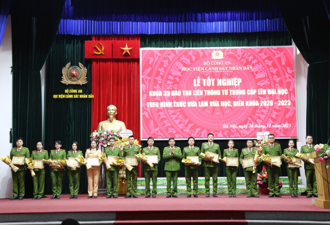 Trung tướng, GS. TS Trần Minh Hưởng, Giám đốc Học viện trao Giấy khen cho các học viên