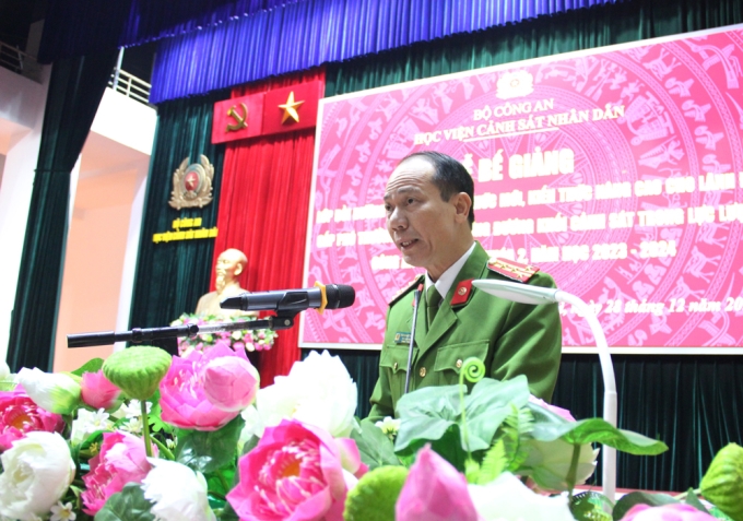 Đại tá, PGS. TS Trần Quang Huyên, Phó Giám đốc Học viện tuyên bố bế giảng lớp bồi dưỡng