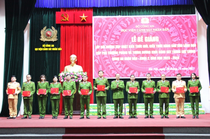 Đại tá, PGS. TS Trần Quang Huyên, Phó Giám đốc Học viện trao Chứng chỉ hoàn thành lớp bồi dưỡng cho các học viên