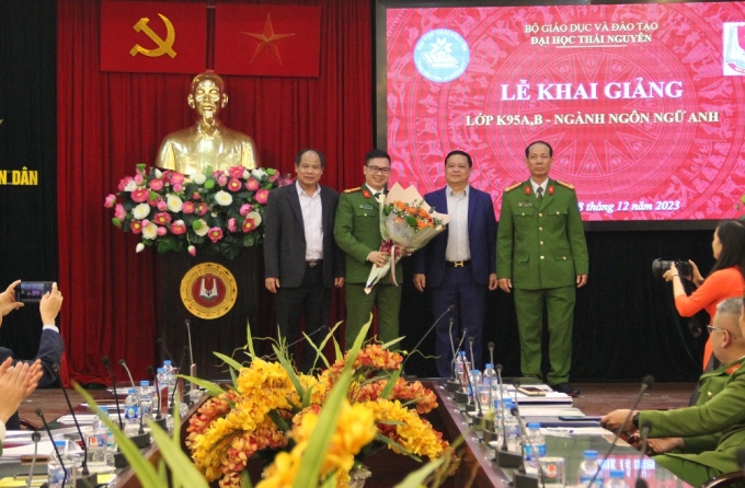 Lãnh đạo Đại học Thái Nguyên và Học viện CSND tặng hoa chúc mừng các tân học viên trúng tuyển Lớp K95A,B