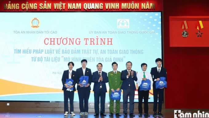 Thẩm phán TANDTC Nguyễn Hồng Nam và ông Khuất Việt Hùng, Phó Chủ tịch chuyên trách Ủy ban An toàn giao thông Quốc gia tặng quà cho người chơi có câu trả lời xuất sắc nhất trong chương trình