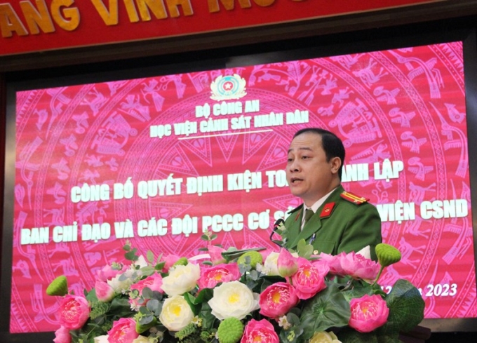 Trung tá Hoàng Xuân Hiếu - Phó Chánh Văn phòng Học viện công bố các Quyết định về việc kiện toàn, thành lập Ban chỉ đạo và các Đội PCCC