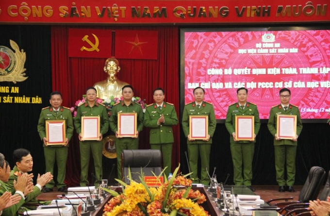 Đại tá, TS Nguyễn Đăng Sáu, Ủy viên Ban Thường vụ đảng ủy, Phó Giám đốc Học viện trao Quyết định kiện toàn cho các Đội PCCC cơ sở