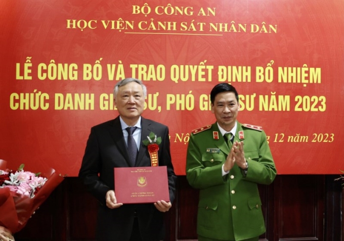 Trung tướng, GS.TS Trần Minh Hưởng, Chủ tịch Hội đồng Giáo sư ngành Khoa học An ninh trao quyết định bổ nhiệm chức danh GS cho Chánh án Tòa án Nhân dân tối cao Nguyễn Hòa Bình.