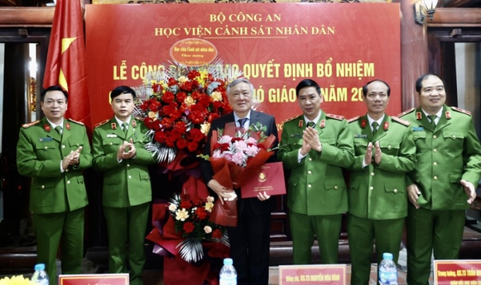 Ban giám đốc Học viện CSND tặng hoa chúc mừng tân GS Nguyễn Hòa Bình.