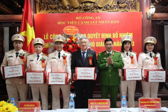 Trung tướng, GS.TS Trần Minh Hưởng, Giám đốc Học viện CSND tặng quà chúc mừng các tân GS, tân PGS.