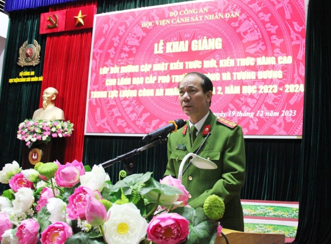 Đại tá, PGS. TS Trần Quang Huyên, Phó Giám đốc Học viện phát biểu tại Lễ khai giảng lớp bồi dưỡng