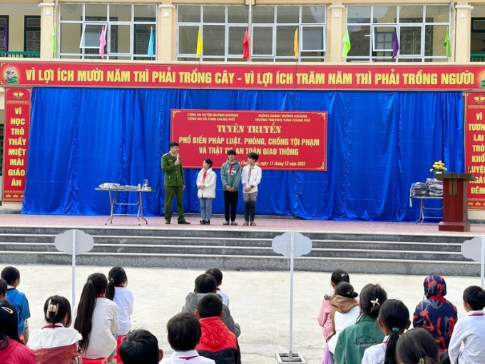 Đồng chí Trung tá, TS. Ngô Đức Toàn cùng Công an xã Tung Chung Phố, huyện Mường Khương, tỉnh Lào Cai tuyên truyền, phổ biến pháp luật, phòng chống tội phạm và trật tự an toàn giao thông cho học sinh trường TH&amp;THCS Tung Chung Phố (ngày 11/12/2023)