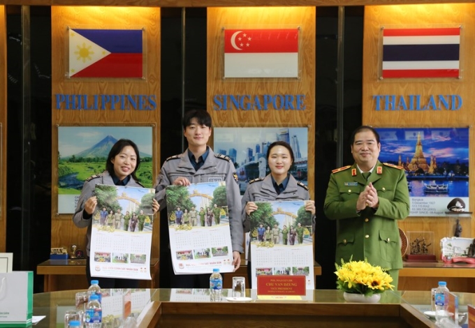 Đồng chí Thiếu tướng Chử Văn Dũng - Phó Giám đốc Học viện trao chứng chỉ và quà lưu niệm cho các học viên Hàn Quốc