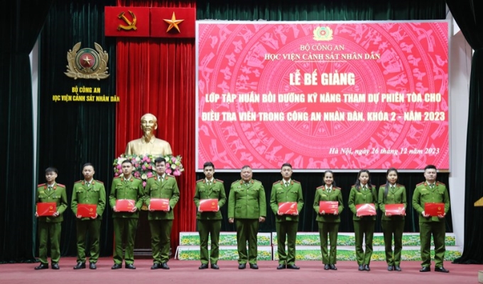 Đại tá, PGS.TS Nguyễn Đức Phúc, Trưởng khoa Luật trao giấy chứng nhận hoàn thành lớp học cho các học viên