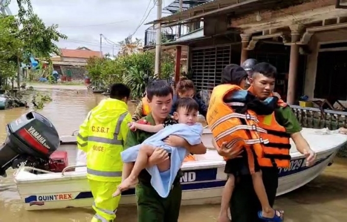 Công an tỉnh Thừa Thiên Huế đưa người dân đến nơi an toàn trong đợt mưa lũ đầu tháng 12/2023