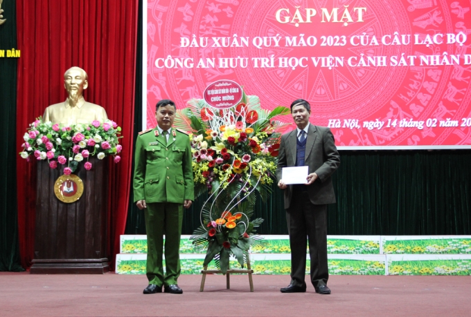 Ban Giám đốc Học viện tặng quà chúc mừng Câu lạc bộ nhân dịp Xuân Quý Mão 2023