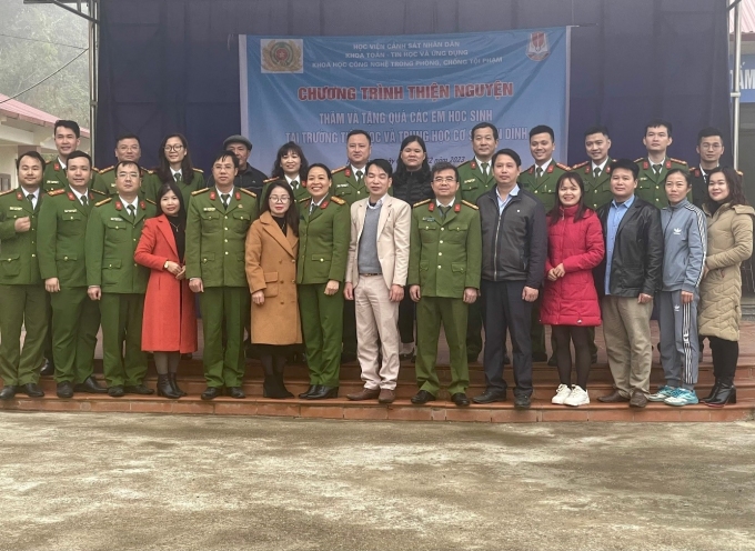 Khoa Toán - Tin học và Ứng dụng KHCN trong PCTP cùng tập thể Ban Giám hiệu Trường TH và THCS Vần Dính, Hà Quảng, Cao Bằng