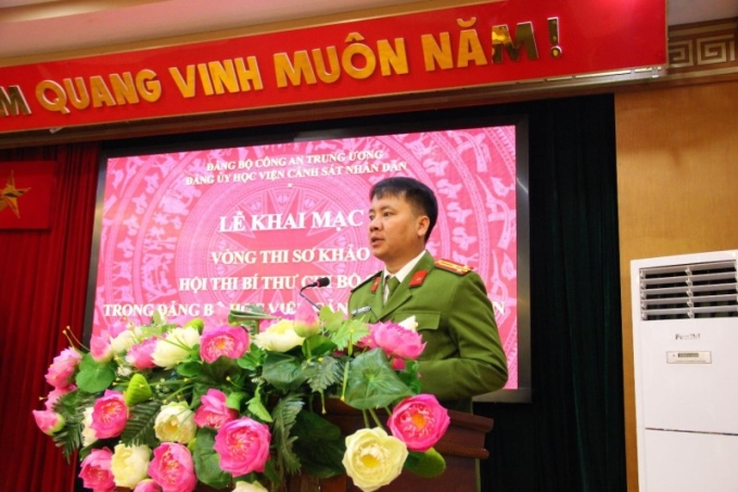 Thượng tá Phan Văn Thịnh, Trưởng Phòng CTĐ&amp;CTCT công bố các quyết định thành lập Ban Tổ chức, Ban Giám khảo và thông qua thể lệ của Hội thi