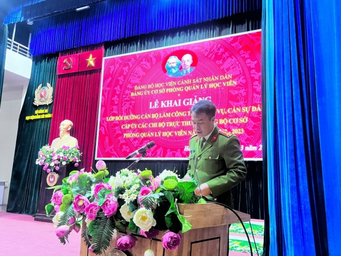 Đại tá, PGS. TS Nguyễn Kim Phong, Bí thư Đảng ủy cơ sở, Trưởng phòng Quản lý học viên phát biểu tại lễ khai giảng