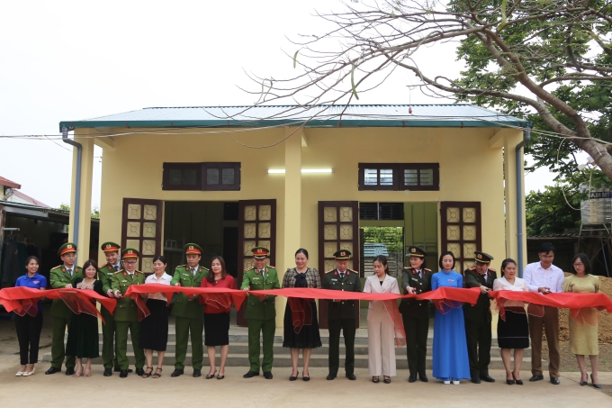 Đoàn cắt băng khánh thành công trình nhà bán trú tại điểm trường THCS xã Lóng Phiêng