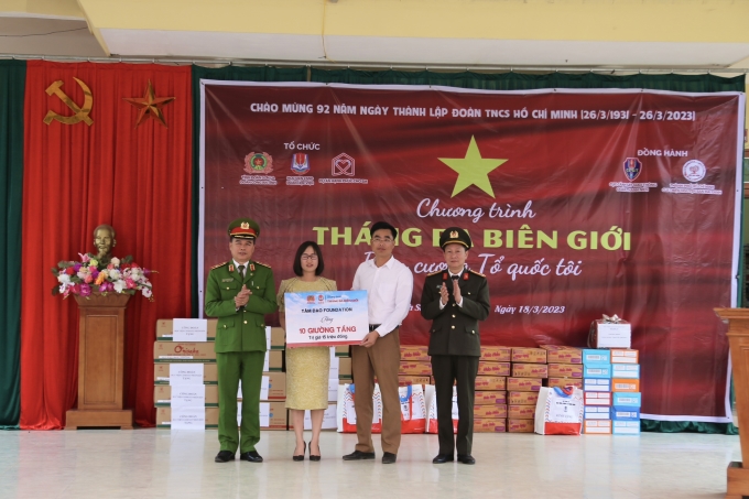 Thiếu tướng, GS.TS Nguyễn Đắc Hoan - Phó Giám đốc Học viện CSND và Đại tá Đinh Công Thành - Phó Giám đốc Công an tỉnh Sơn La trao tặng 10 giường tầng cho điểm trường