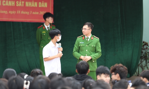 Khoa Cảnh sát hình sự tuyên truyền phòng, chống tội phạm tại trường THPT Dương Quảng Hàm, tỉnh Hưng Yên
