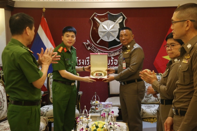 Đồng chí Giám đốc Học viện CSHG Thái Lan tặng quà lưu niệm cho đồng chí Phó Giám đốc Trần Hồng Quang