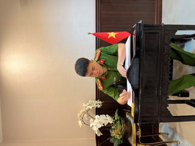 Đồng chí Phó Giám đốc Trần Hồng Quang viết sổ lưu niệm tại Học viện CSHG Thái Lan