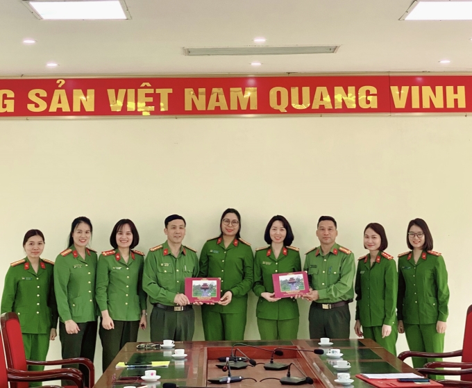 Đại diện Công an tỉnh Hưng Yên tặng cuốn sách về Nữ Liệt sĩ Bùi Thị Cúc cho Hội Phụ nữ Học viện CSND