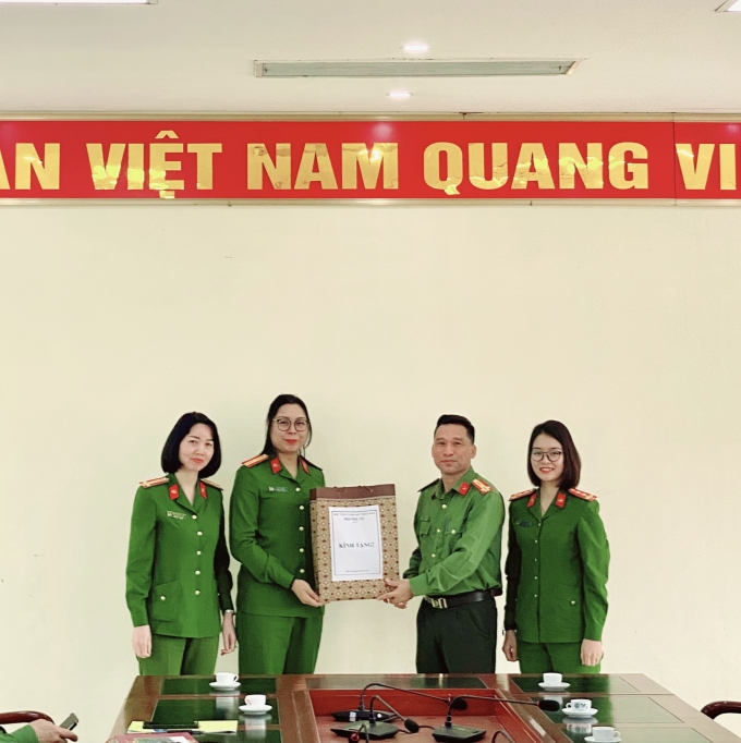 Hội Phụ nữ Học viện CSND tặng quà lưu niệm cho Công an huyện Ân Thi, tỉnh Hưng Yên