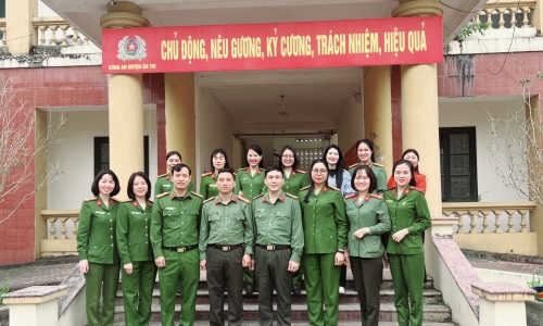Hội Phụ nữ Học viện tổ chức sinh hoạt chính trị và trao đổi nghiệp vụ công tác Hội tại Hưng Yên