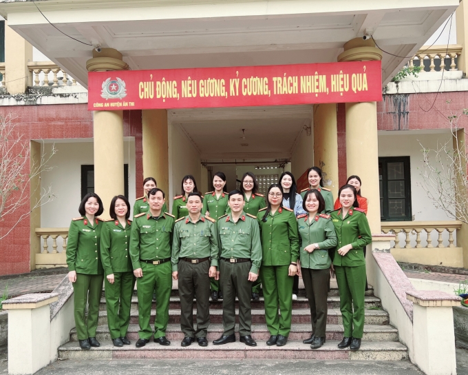 Đoàn đại biểu chụp ảnh lưu niệm tại Công an huyện Ân Thi, tỉnh Hưng Yên