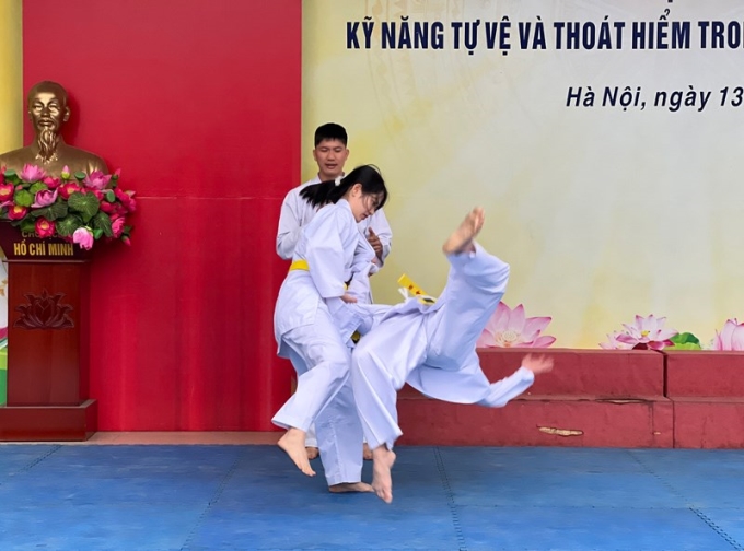 Khoa QSVT và Câu lạc bộ Karate biểu diễn võ thuật, giới thiệu tình huống thường gặp và hướng dẫn kỹ thuật tự vệ cơ bản cho các em học sinh