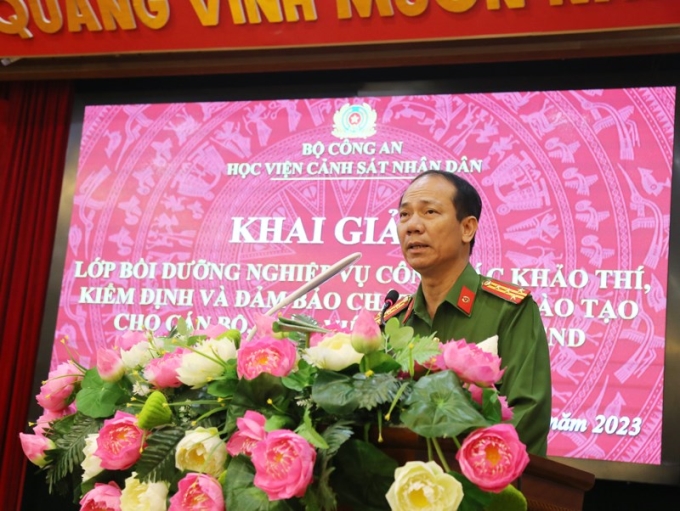 Đại tá, PGS.TS Trần Quang Huyên, Phó Giám đốc Học viện tuyên bố khai giảng lớp bồi dưỡng