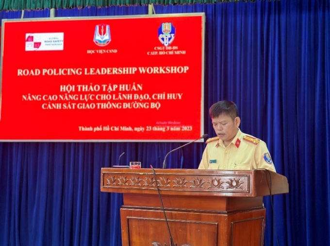 Thượng tá Nguyễn Văn Bình, Phó Trưởng phòng CSGT ĐB-ĐS Công an Thành phố Hồ Chí Minh phát biểu quán triệt tại Lễ Khai mạc