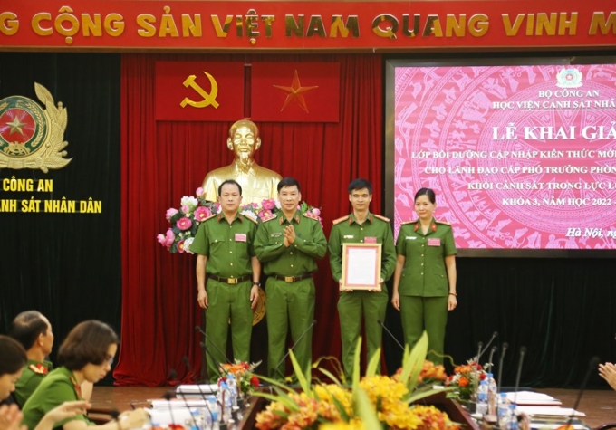 Trung tướng, GS. TS Trần Minh Hưởng, Giám đốc Học viện trao Quyết định thành lập lớp học cho Ban cán sự lớp