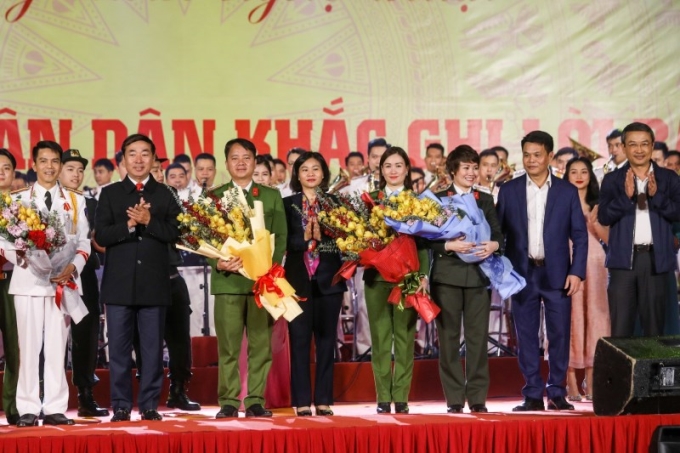 Thứ trưởng Trần Quốc Tỏ cùng các đại biểu tặng hoa đại diện các đơn vị và nghệ sĩ biểu diễn trong chương trình.