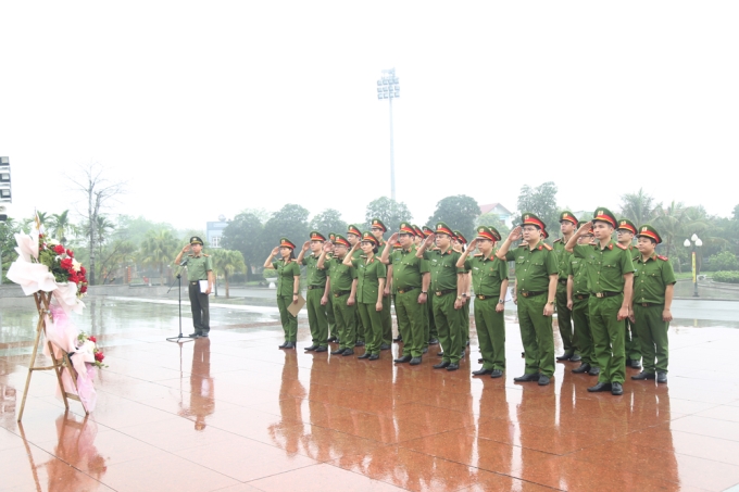 Đoàn công tác thành kính dâng hoa tưởng nhớ Chủ tịch Hồ Chí Minh