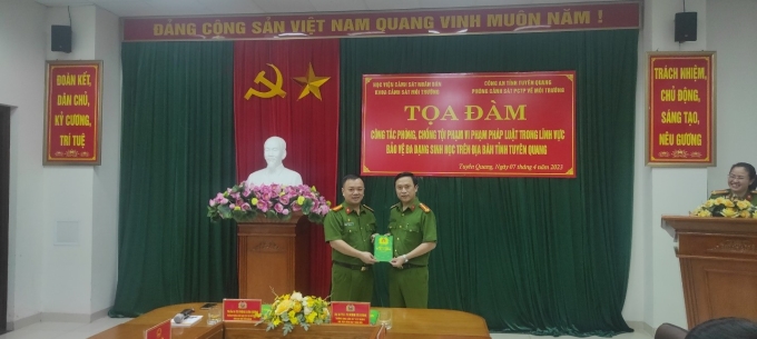 Khoa Cảnh sát môi trường và Phòng Cảnh sát môi trường, Công an tỉnh Tuyên Quang tặng quà lưu niệm